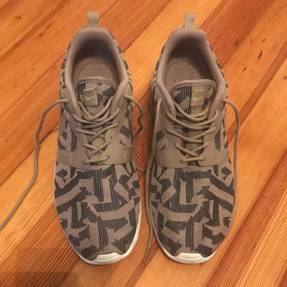 Nike Roche Lightweight Sneakers